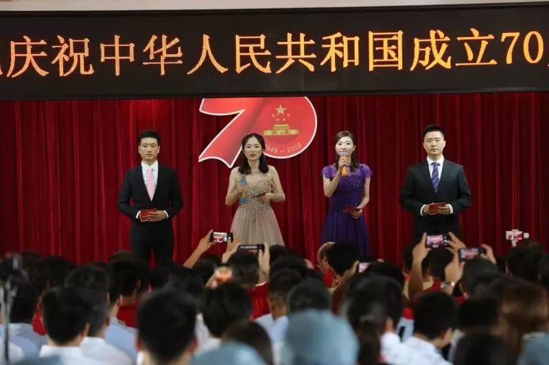 男朋友手机不给看 我非要看他就摔了手机 手机里是不是有秘密游戏画面